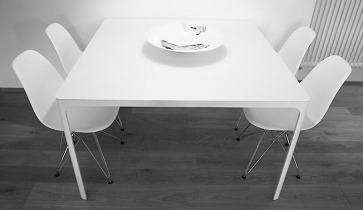 Tavolo e sedie bianche.