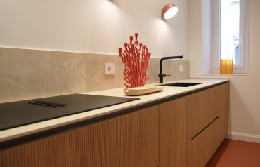 Progetto Architetto Caterina Pegazzano. Cucina Arrital AK_Project. Ante basi rovere dogato. Ante colonne Skintech Bruma. Top Laminam Diamond Cream spessore 12. Elettrodomestici AEG.
