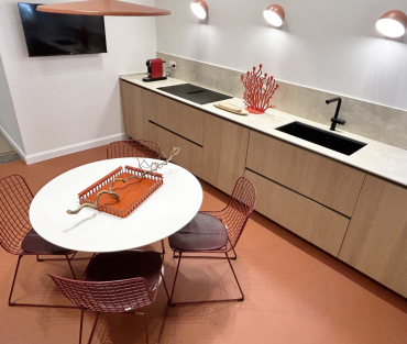 Progetto Architetto Caterina Pegazzano. Cucina Arrital AK_Project. Ante basi rovere dogato. Ante colonne Skintech Bruma. Top Laminam Diamond Cream spessore 12. Elettrodomestici AEG.