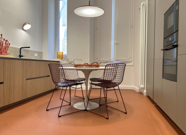 Progetto Architetto Caterina Pegazzano. Cucina Arrital AK_Project. Ante basi rovere dogato. Ante colonne Skintech Bruma. Top Laminam Diamond Cream spessore 12. Elettrodomestici AEG.