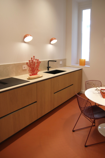 Progetto Architetto Caterina Pegazzano. Cucina Arrital AK_Project. Ante basi rovere dogato. Ante colonne Skintech Bruma. Top Laminam Diamond Cream spessore 12. Elettrodomestici AEG.