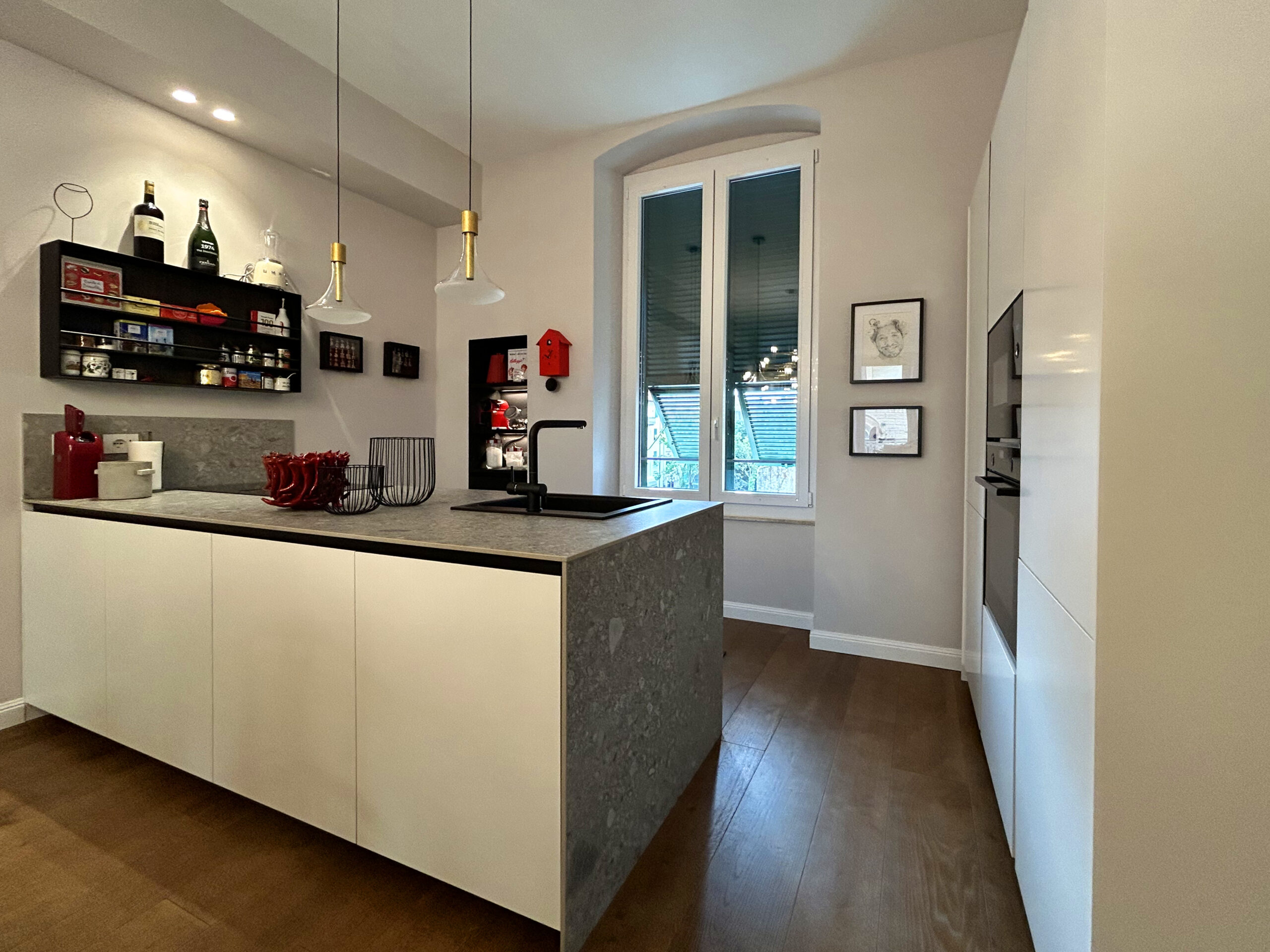 Cucina Arrital AK_Project Finitura Skintech. Top Marazzi Ceppo di Gré. Cucina con isola, piano induzione con sistema di aspirazione. Zona colonne con elettrodomestici Bosh. Progetto Arch. Caterina Pegazzano