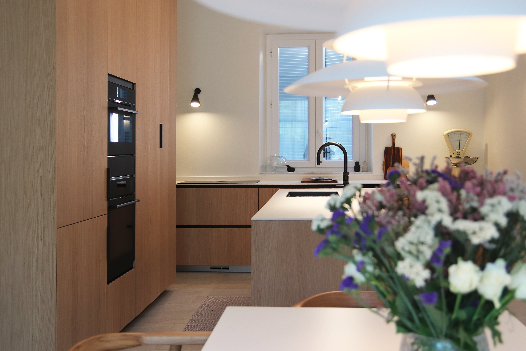 Progetto Architetto Adina Socol. Cucina Arrital AK_Project Rovere naturale Top Laminam Ardesia bianca a spacco spessore 12. Elettrodomestici AEG. Piano induzione con sistema di aspirazione Bora. Miscelatore Quooker. Progetto Architetto Caterina Pegazzano. Cucina Arrital AK_Project. Ante basi rovere dogato. Ante colonne Skintech Bruma. Top Laminam Diamond Cream spessore 12. Elettrodomestici AEG. Cucina Arrital AK_Project profilo 34° in Tecno Matt nero. Piano Dekton Doomos spessore 12. Elettrodomestici Bosh.