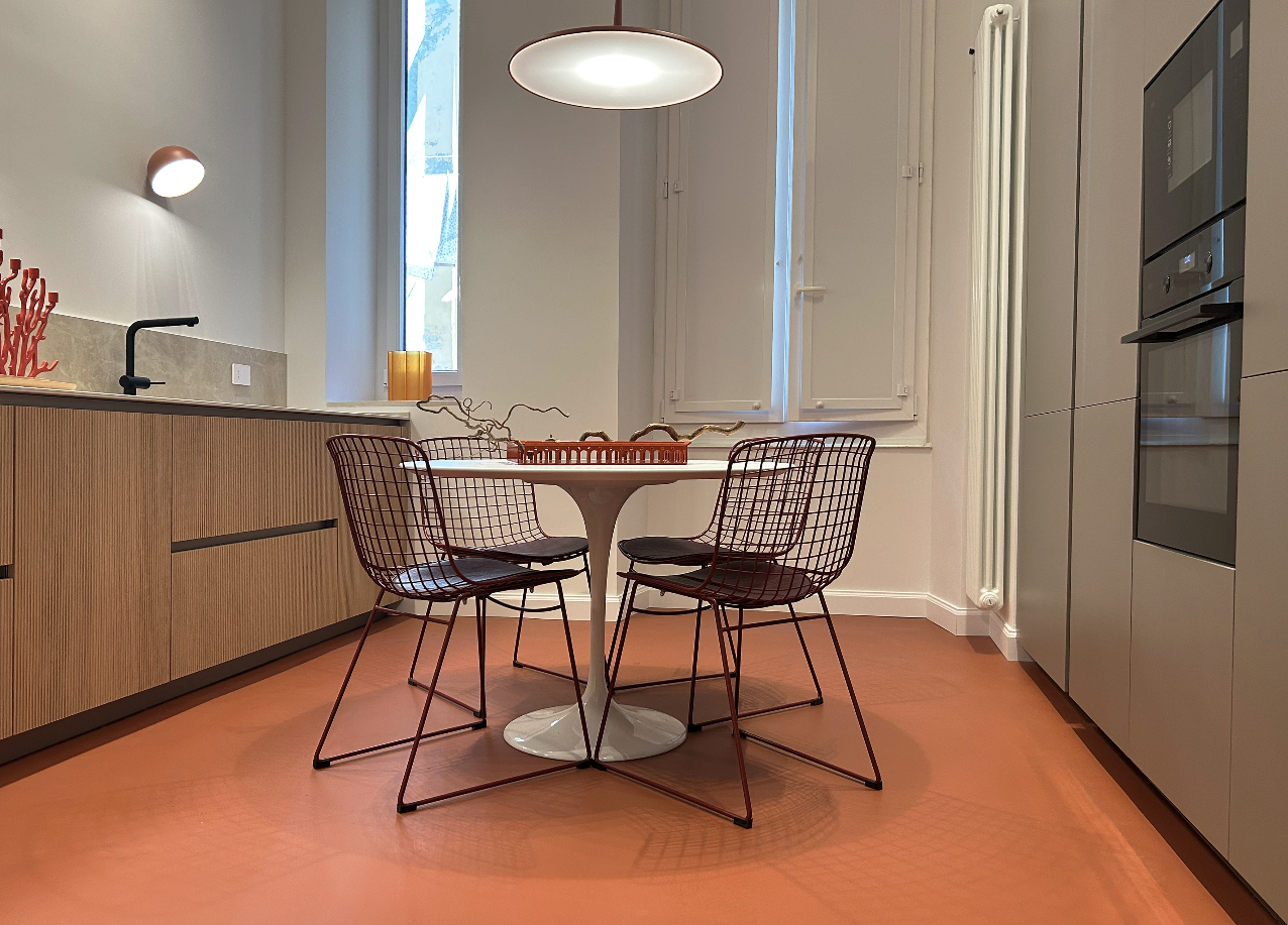 Progetto Architetto Caterina Pegazzano. Cucina Arrital AK_Project. Ante basi rovere dogato. Ante colonne Skintech Bruma. Top Laminam Diamond Cream spessore 12. Elettrodomestici AEG.